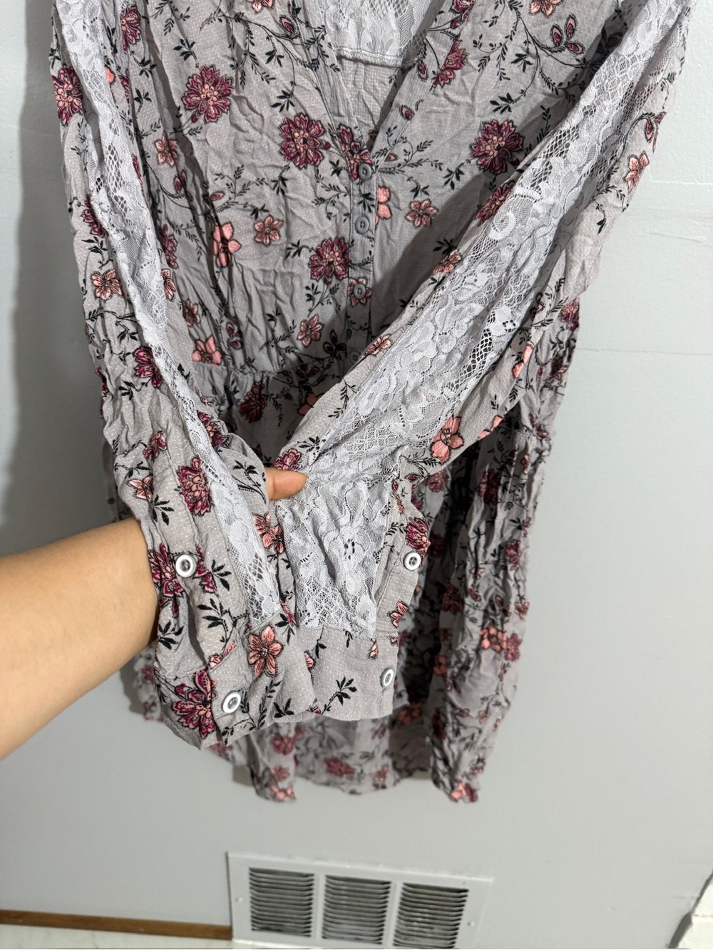 Torrid Blouse Womens 3X Gray Floral Lace Long Sleeve Button Front Boho Tunic - Picture 6 of 10